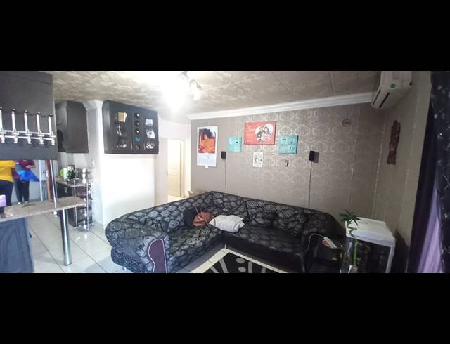 2 BEDROOM FLAT FOR SALE IN WOODHURST